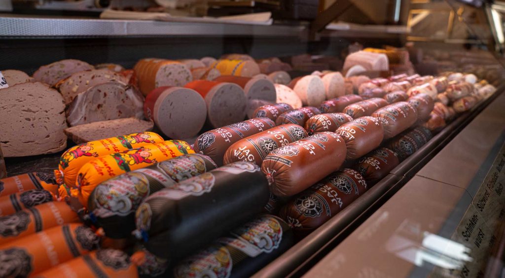 Auslage mit verschiedenen Wurst- und Fleischwaren in der Theke
